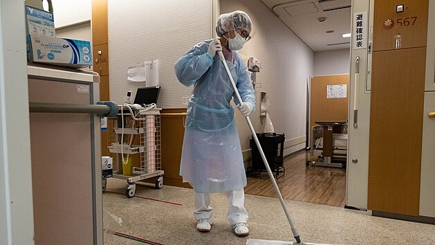 Zdravotnice pipravuje covidov oddlen v tokijsk nemocnici. Msto zav nejvt nrst ppad covidu-19 od zatku pandemie. (15. ervna 2021)