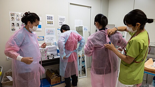 Zdravotnice se v tokijsk nemocnici pipravuj na pacienty s koronavirem. Msto zav nejvt nrst ppad covidu-19 od zatku pandemie. (15. ervna 2021)