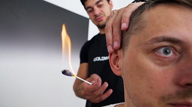 Vypalování za trest? Ale ne, to vám jenom
barber Kevin Berki opálí chloupky, které rostou na uších.