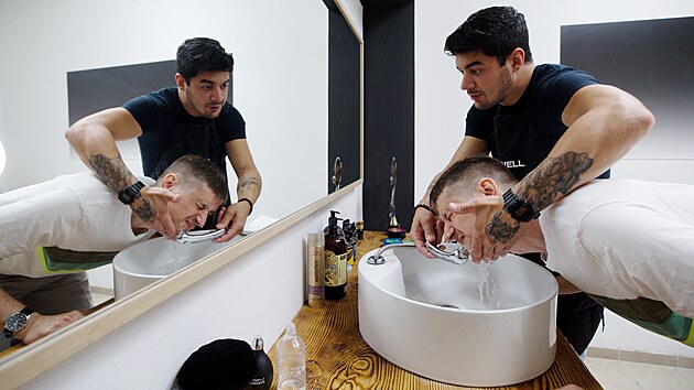 Petr Vydra v barber shopu