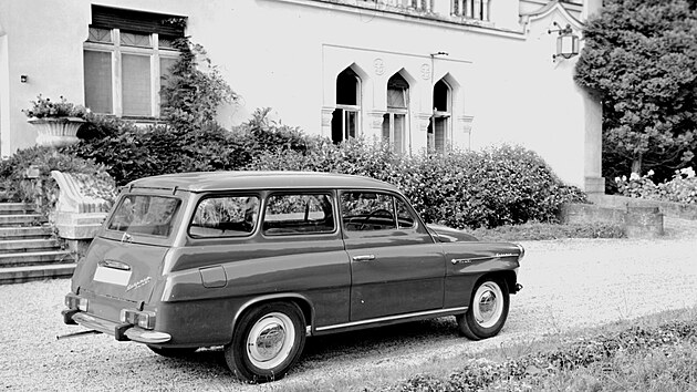 ŠKODA OCTAVIA COMBI z léta 1969 ve verzi s horizontálně uloženımi sdruženımi...