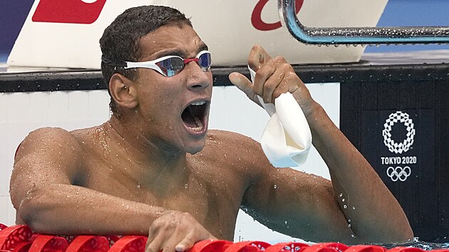 Tunisk plavec Ahmed Hafnv se raduje z neekanho triumfu v olympijskm zvod na 400 metr voln zpsobem.