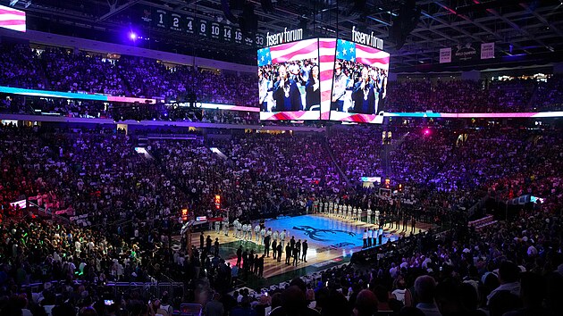 Ped estm finle NBA: v hale Milwaukee Bucks zn americk hymna.