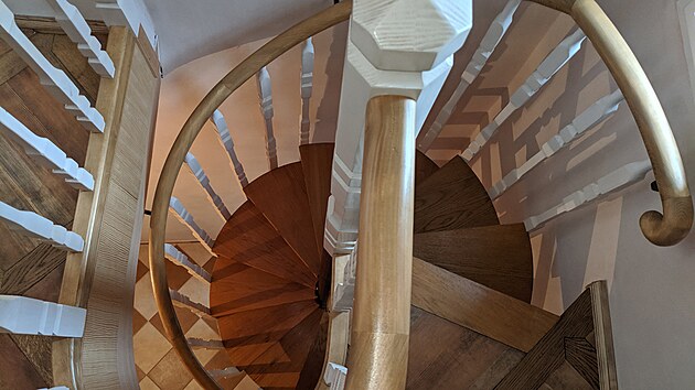 Interiér i exteriér zámku se pyšní řadou zajímavıch architektonickıch a...