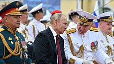 Pehlídku krome ruského prezidenta sledovali také admirál Nikolaj Jevmenov,...