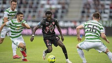 Pione Sisto z Midtjyllandu mezi dvojicí Anthony Ralston (vpravo) Liel Abada z... Pione Sisto z Midtjyllandu mezi dvojicí Anthony Ralston (vpravo) Liel Abada z...