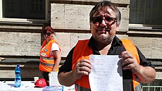 Iniciativa Chcípl pes pořádala počítání úředníků před Ministerstvem práce a... Iniciativa Chcípl pes pořádala počítání úředníků před Ministerstvem práce a...