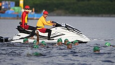 Triatlonisté se vracejí k molu po nevydařeném startu olympijského závodu. Triatlonisté se vracejí k molu po nevydařeném startu olympijského závodu.
