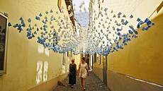 Jihlava, 18.7.2021, galerie Non strop, výstava, umění, modrý baldachýn, Foto:... Jihlava, 18.7.2021, galerie Non strop, výstava, umění, modrý baldachýn, Foto:...