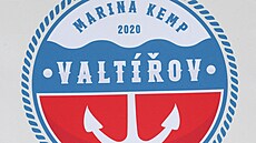 Znak budovaného Marina Kempu Valtíov.