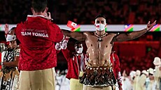 Pita Taufatofua z Tongy kráčí během zahajovacího ceremoniálu na olympijském... Pita Taufatofua z Tongy kráčí během zahajovacího ceremoniálu na olympijském...