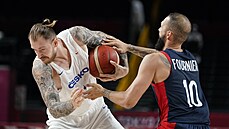 Patrika Audu z České republiky (1) fauloval během utkání basketbalu Francouz... Patrika Audu z České republiky (1) fauloval během utkání basketbalu Francouz...