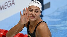 eská plavkyn Barbora Seemanová mává z vody po olympijském finále.