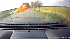Motorkář nebezpečně předjížděl, po nárazu do auta skončily oba stroje v... Motorkář nebezpečně předjížděl, po nárazu do auta skončily oba stroje v...