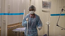 Zdravotnice pipravuje  covidové oddlení v tokijské nemocnici. Msto zaívá...