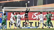 Momentka z utkání mezi Hradcem Králové a Bohemians, zasahuje hostující brankář... Momentka z utkání mezi Hradcem Králové a Bohemians, zasahuje hostující brankář...