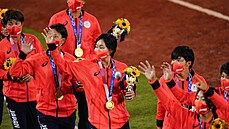Japonské softbalistky se zlatými medailemi na krku, ve finále olympijského... Japonské softbalistky se zlatými medailemi na krku, ve finále olympijského...