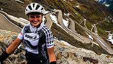 Markéta Peggy Marvanová a ikonických 48 serpentin na Passo dello Selvio. Markéta Peggy Marvanová a ikonických 48 serpentin na Passo dello Selvio.
