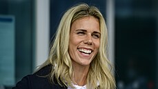 Usměvavá Nikola Ogrodníková před odletem do Tokia. Usměvavá Nikola Ogrodníková před odletem do Tokia.