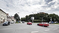 Zelený háj, který odděluje panelový dům od ulice Na Strži a od křižovatky s... Zelený háj, který odděluje panelový dům od ulice Na Strži a od křižovatky s...