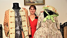 Krejčová Kateřina Bejčková z Rokycanska šije historické kostýmy. Krejčová Kateřina Bejčková z Rokycanska šije historické kostýmy.