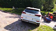 Řidičku v Dlouhoňovicích u Žamberka přimáčklo k zídce její vlastní auto, které... Řidičku v Dlouhoňovicích u Žamberka přimáčklo k zídce její vlastní auto, které...