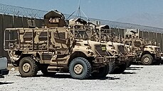 Obrněná vozidla na letecké základně Bagrám v Afghánistánu Obrněná vozidla na letecké základně Bagrám v Afghánistánu