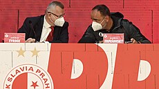 Slávistický šéf Jaroslav Tvrdík (vlevo) a trenér Jindřich Trpišovský se radí... Slávistický šéf Jaroslav Tvrdík (vlevo) a trenér Jindřich Trpišovský se radí...