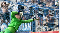 Liberecký brankář Milan Knobloch se marně natahuje po střele Petržely ze... Liberecký brankář Milan Knobloch se marně natahuje po střele Petržely ze...