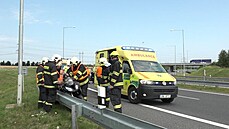 Motorkář havaroval na výjezdu z Vestce na Pražský okruh. (23. července 2021) Motorkář havaroval na výjezdu z Vestce na Pražský okruh. (23. července 2021)