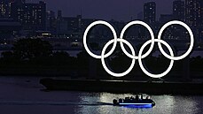 Olympijské kruhy ozaují noní Tokio.