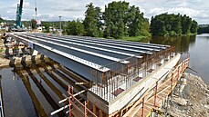 Pokládání ocelových nosníků nového mostu přes Ohři v Karlových Varech - Dvorech. Pokládání ocelových nosníků nového mostu přes Ohři v Karlových Varech - Dvorech.