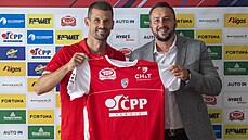 Pardubický lídr a vlastně živoucí inventář kabiny Jan Jeřábek včera převzal... Pardubický lídr a vlastně živoucí inventář kabiny Jan Jeřábek včera převzal...
