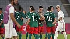 Fotbalisté Mexika se radují z výhry nad Francií.