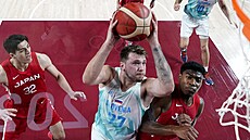 Slovinský basketbalista Luka Dončič zakončuje přes bránícího Japonce Ruje... Slovinský basketbalista Luka Dončič zakončuje přes bránícího Japonce Ruje...