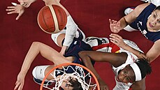 Podkošový souboj v duelu španělských a srbských basketbalistek. Podkošový souboj v duelu španělských a srbských basketbalistek.