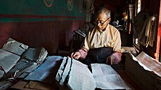 Kontrola potitného papíru v jedné z tradiních tiskáren v ínském Seuanu