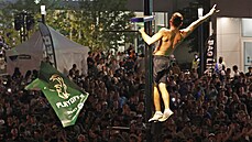 Fanoušci Milwaukee Bucks oslavují zisk titulu v NBA. Fanoušci Milwaukee Bucks oslavují zisk titulu v NBA.
