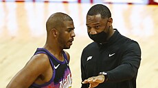 Willie Green (s roukou) jako trenérský asistent v Phoenix Suns, radí Chrisu...