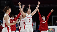 Japonské basketbalistky oslavují výhru nad Francií, s číslem 0 autorka vítězné... Japonské basketbalistky oslavují výhru nad Francií, s číslem 0 autorka vítězné...
