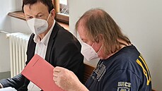 Josef Novotný (vpravo) chová v Rokycanech čtyři šelmy. Podle veterinářů tak ale... Josef Novotný (vpravo) chová v Rokycanech čtyři šelmy. Podle veterinářů tak ale...