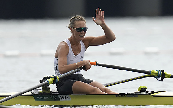 Novozélandská skifařka Emma Twiggová slaví v Tokiu olympijskı triumf.