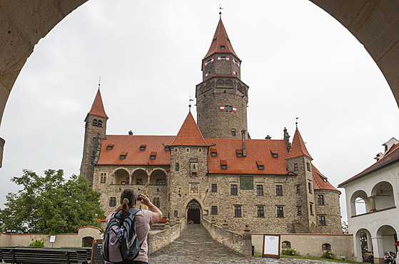 Hrad Bouzov patí mezi nejnavtvovanjí turistická místa Olomouckého kraje.