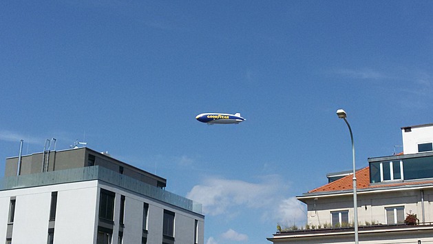 <p>„Dobrý den,mohu potvrdit, že vzducholoď Zeppelin v barvách Goodyear dneska skutečně létala nad Vyšehradem a okolím. Foceno u České televize a v jejím okolí,“ píše čtenářka Jana Siblíková.</p>