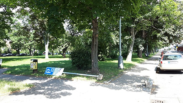 <p>Vyvrácená dopravní značka na Sídlišti Solidarita v Praze 10 - Strašnicích na křižovatce ulic Turnovského a Dvouletky.</p>