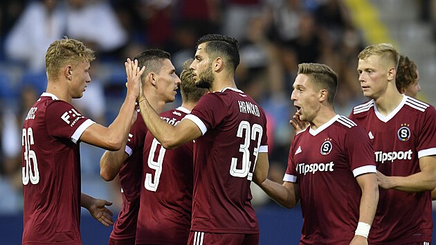 Fotbalisté Sparty se radují ze čtvrtého gólu. Fotbalisté Sparty se radují ze čtvrtého gólu.