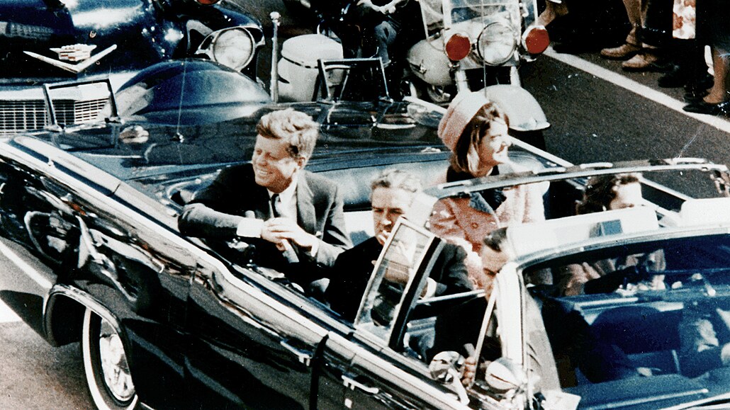 John F. Kennedy projídí ulicemi Dallasu. ( 22. listopadu 1963)
