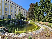 Zvelebený park u bruntálského zámku zdobí i jezírko. Zvelebený park u bruntálského zámku zdobí i jezírko.