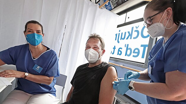 V pražské ZOO se mohou zájemci očkovat proti covidu bez registrace, o víkendu zde zaparkoval očkovací autobus. (31. července 2021)