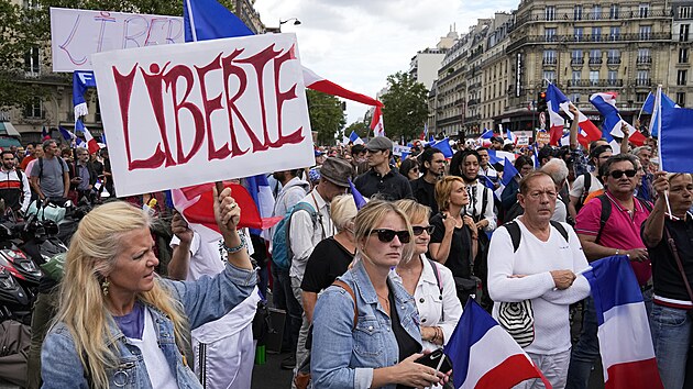 Po cel Francii protestuje asi 150 000 lid. Demonstranti skandovali hesla jako svobodu i Macrone, podej demisi. (31. ervence 2021)